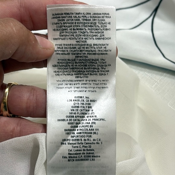 (A5) GUESS BY MARCIANO FLORAL FLOWY BLOUSE
WITH OPEN SHOULDERS
SIZE M, satin - Picture 14 of 16